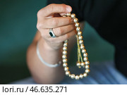 Четки в руках верующего. Стоковое фото, фотограф Артем Геодакян / ТАСС / Фотобанк Лори