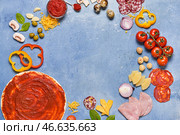 Рама изготовлена из ингредиентов для вкусной пиццы на цветном фоне. Стоковое фото, фотограф Pixel_shot / Фотобанк Лори