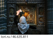 Протирка иконы Божьей Матери. Стоковое фото, фотограф Александр Демьянчук / ТАСС / Фотобанк Лори