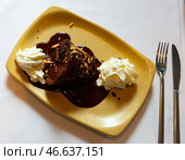 Molten chocolate cake. Стоковое фото, фотограф Яков Филимонов / Фотобанк Лори