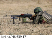 Военнослужащий во время стрельбы из пулемета. Стоковое фото, фотограф Алексей Коновалов / ТАСС / Фотобанк Лори