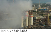Oil and gas refinery plant. Стоковое видео, видеограф Михаил Коханчиков / Фотобанк Лори