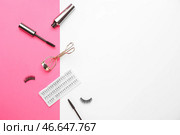 Тушь, наращивание ресниц и бигуди на цветном фоне. Стоковое фото, фотограф Pixel_shot / Фотобанк Лори