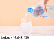 Налив воды в стакан на столе. Стоковое фото, фотограф Pixel_shot / Фотобанк Лори
