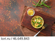 Чаша с вкусным салатом из макарон на цветном фоне. Стоковое фото, фотограф Pixel_shot / Фотобанк Лори