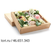 Коробка с вкусной глазированной клубникой на белом фоне. Стоковое фото, фотограф Pixel_shot / Фотобанк Лори