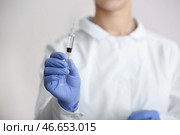 Косметолог держит шприц с наполнителем для инъекций, крупным планом. Стоковое фото, фотограф Pixel_shot / Фотобанк Лори