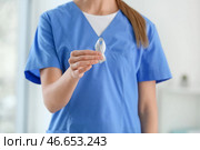 Женщина-врач с лентой для осведомления о болезни Паркинсона в клинике, крупным планом. Стоковое фото, фотограф Pixel_shot / Фотобанк Лори