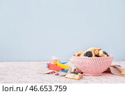 Чаша со вкусным хаманташеном и грейгером для праздника Пурим на столе. Стоковое фото, фотограф Pixel_shot / Фотобанк Лори
