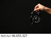 Женская рука с будильником на темном фоне. Концепция тайм-менеджмента. Стоковое фото, фотограф Pixel_shot / Фотобанк Лори