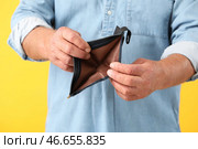 Старший мужчина с пустым кошельком на цветном фоне, крупным планом. Стоковое фото, фотограф Pixel_shot / Фотобанк Лори