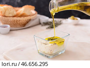 Лить оливковым маслом вкусный сыр фета в миске на столе. Стоковое фото, фотограф Pixel_shot / Фотобанк Лори