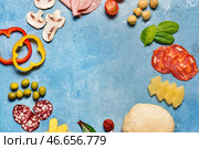 Рама изготовлена из ингредиентов для вкусной пиццы на цветном фоне. Стоковое фото, фотограф Pixel_shot / Фотобанк Лори