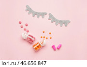 Композиция со снотворным на цветном фоне. Стоковое фото, фотограф Pixel_shot / Фотобанк Лори