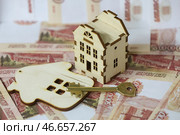 Банкноты номиналом 5000 российских рублей и деревянные домики. Стоковое фото, фотограф Алексей Белкин/NEWS.ru / ТАСС / Фотобанк Лори