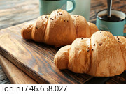 Вкусные круассаны на деревянной доске. Стоковое фото, фотограф Pixel_shot / Фотобанк Лори