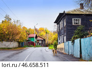 Деревянный дом-барак, река Ока, Муром, Владимирская область (2012 год). Стоковое фото, фотограф Baturina Yuliya / Фотобанк Лори