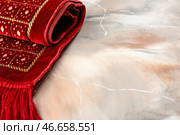 Мусульманский молитвенный коврик на мраморном фоне. Стоковое фото, фотограф Pixel_shot / Фотобанк Лори