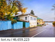 Деревянный дом-барак, река Ока, Муром, Владимирская область (2012 год). Стоковое фото, фотограф Baturina Yuliya / Фотобанк Лори