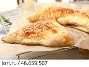 Вкусные самосы на стойке охлаждения, крупным планом. Стоковое фото, фотограф Pixel_shot / Фотобанк Лори