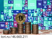 Москва. Физическая монета криптовалюты биткойн, российские пятирублевые монеты и купюры номиналом в 5000 рублей. Стоковое фото, фотограф Сергей Булкин/NEWS.ru / ТАСС / Фотобанк Лори