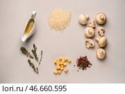 Рама изготовлена из сырья для ризотто на сером фоне. Стоковое фото, фотограф Pixel_shot / Фотобанк Лори