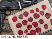 Охлаждающая подставка со вкусной сырой свекольной крошкой на деревянном столе. Стоковое фото, фотограф Pixel_shot / Фотобанк Лори