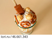 Вкусный уродливый коктейль на цветном фоне. Стоковое фото, фотограф Pixel_shot / Фотобанк Лори