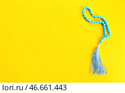Мусульманские бусы на цветном фоне. Стоковое фото, фотограф Pixel_shot / Фотобанк Лори