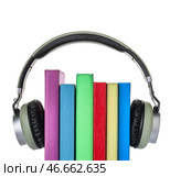 Книги и современные наушники на белом фоне. Концепция аудиокниги. Стоковое фото, фотограф Pixel_shot / Фотобанк Лори