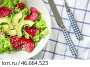 Чаша со вкусным свекольным салатом на столе. Стоковое фото, фотограф Pixel_shot / Фотобанк Лори