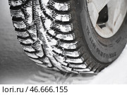 Шипованная автомобильная шина. Стоковое фото, фотограф Александр Манзюк / ТАСС / Фотобанк Лори