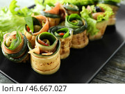 Вкусные рулетики из цуккини с прошутто на тарелке, крупным планом. Стоковое фото, фотограф Pixel_shot / Фотобанк Лори