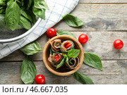 Вкусные рулетики из цуккини с прошутто в миске на деревянном столе. Стоковое фото, фотограф Pixel_shot / Фотобанк Лори