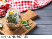 Вкусный овощной салат в масонной банке на деревянной доске. Стоковое фото, фотограф Pixel_shot / Фотобанк Лори
