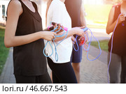 Группа молодых спортивных людей со скакалками на открытом воздухе. Стоковое фото, фотограф Pixel_shot / Фотобанк Лори
