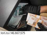 Банкноты из вскрытого сейфа в руках вора в черных кожаных перчатках. А. Стоковое фото, фотограф Белкин/Бизнес Online / ТАСС / Фотобанк Лори