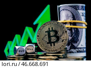 Кубики с надписями "buy" ("купить") и "sell" ("продать"), монета криптовалюты биткойн и банкнота в 100 долларов США на фоне зеленой стрелки, указывающей вверх. Стоковое фото, фотограф Сергей Елагин/Бизнес Online / ТАСС / Фотобанк Лори
