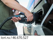 Россия. Заправка автомобиля с помощью топливораздаточного крана. Алексей Белкин/NEWS.ru/TACC. Стоковое фото, фотограф Белкин Алексей / ТАСС / Фотобанк Лори