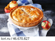 Охлаждающая подставка с вкусным яблочным пирогом на деревянном столе. Стоковое фото, фотограф Pixel_shot / Фотобанк Лори