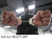 Наручники на руках арестованного преступника. Алексей Белкин/NEWS.ru/TACC. Стоковое фото, фотограф Белкин Алексей / ТАСС / Фотобанк Лори