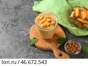 Стакан вкусного дынного смузи на столе. Стоковое фото, фотограф Pixel_shot / Фотобанк Лори