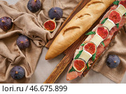 Вкусный бутерброд со спелым инжиром, прошутто и сыром бри на деревянной доске. Стоковое фото, фотограф Pixel_shot / Фотобанк Лори