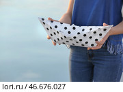 Женщина держит оригами лодка на открытом воздухе. Стоковое фото, фотограф Pixel_shot / Фотобанк Лори