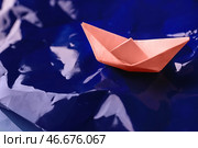 Оригами лодка на бумаге, имитирующей волны. Стоковое фото, фотограф Pixel_shot / Фотобанк Лори