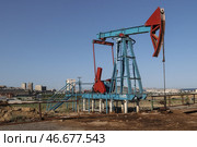 Нефтяной станок-качалка на фоне города. Стоковое фото, фотограф Сергей Булкин/NEWS.ru / ТАСС / Фотобанк Лори