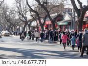 Выходной день в центре города Пекин, люди на прогулке в старой части города. Китай (2024 год). Редакционное фото, фотограф Кекяляйнен Андрей / Фотобанк Лори
