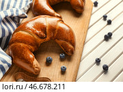 Вкусные свежие серповидные рулетики с черникой на деревянной доске. Стоковое фото, фотограф Pixel_shot / Фотобанк Лори