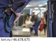 Табельное оружие в кобуре и дубинка на поясах сотрудников транспортной полиции. Стоковое фото, фотограф Сергей Булкин/NEWS.ru / ТАСС / Фотобанк Лори