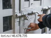 Металлическая решетка и засовы на специальном помещении для содержания задержанных лиц в отделении полиции. Стоковое фото, фотограф Сергей Булкин/NEWS.ru / ТАСС / Фотобанк Лори